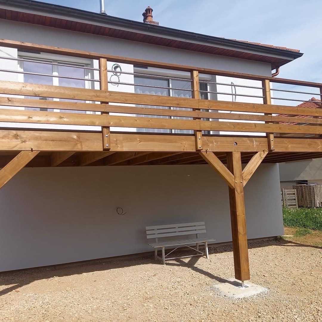 https://www.delcey-entreprise.fr/wp-content/uploads/2024/05/terrasse-bois-suspendue-besancon-delcey-renovation-01-1080x1080.jpg