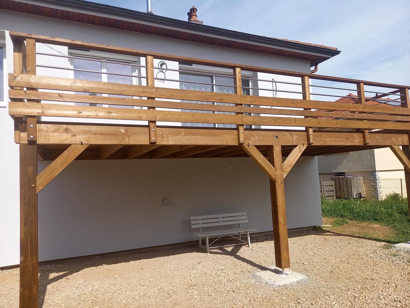 https://www.delcey-entreprise.fr/wp-content/uploads/2024/05/terrasse-bois-suspendue-besancon-delcey-renovation-01.jpg