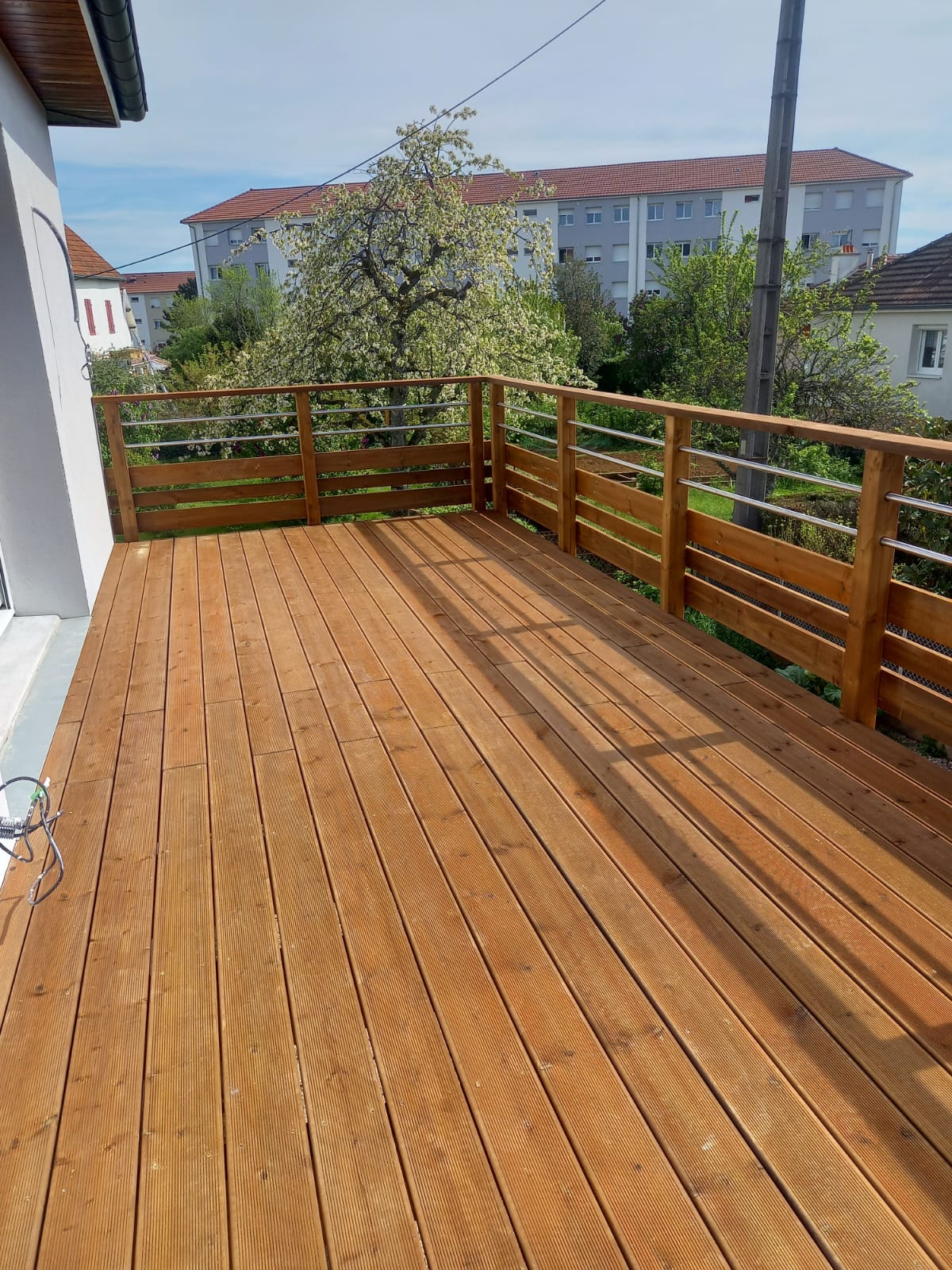 https://www.delcey-entreprise.fr/wp-content/uploads/2024/05/terrasse-bois-suspendue-besancon-delcey-renovation-06.jpg